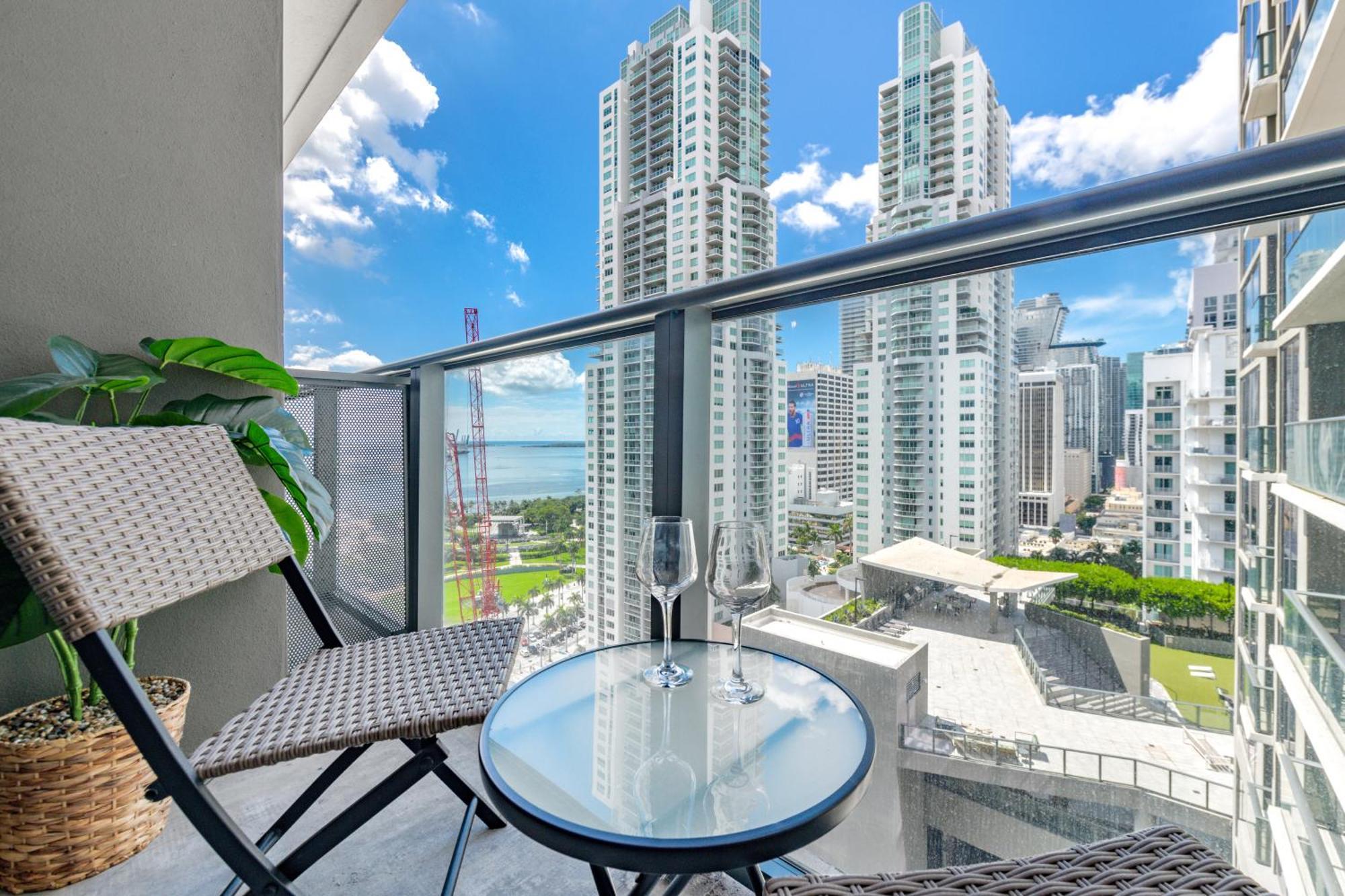 Breezy Stays Luxury Residences - Near Kaseya Center Miami Exterior photo
