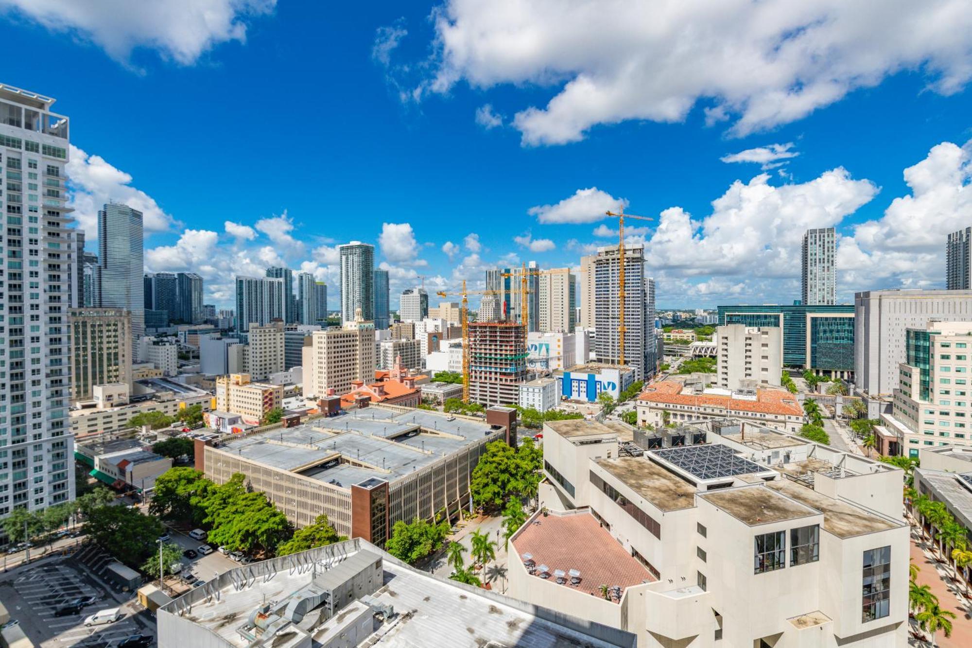 Breezy Stays Luxury Residences - Near Kaseya Center Miami Exterior photo